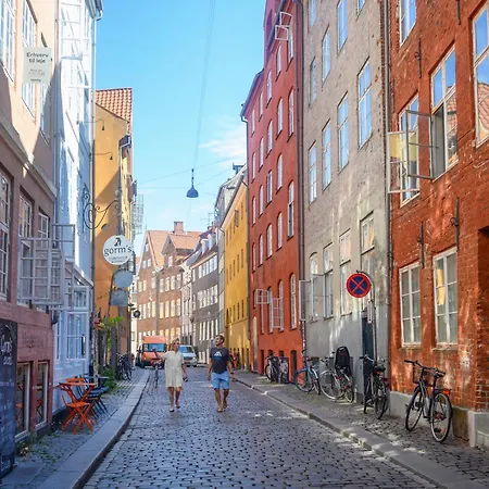 Sanders Noble - Fantastic 5-bdr In The Capital Appartement