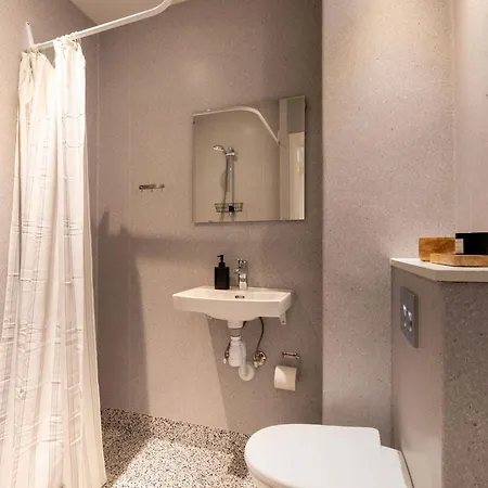 Sanders Noble - Fantastic 5-bdr In The Capital *